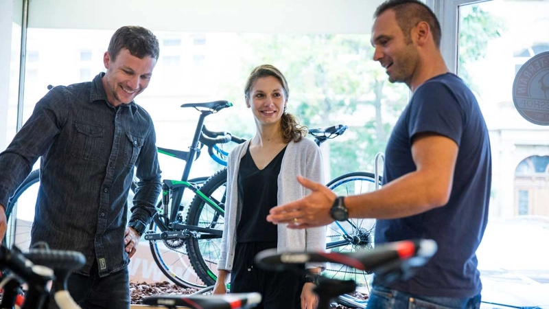 Ein Paar beim Beratungsgespräch beim Fachhändler Ein Paar beim Beratungsgespräch beim Fachhändler