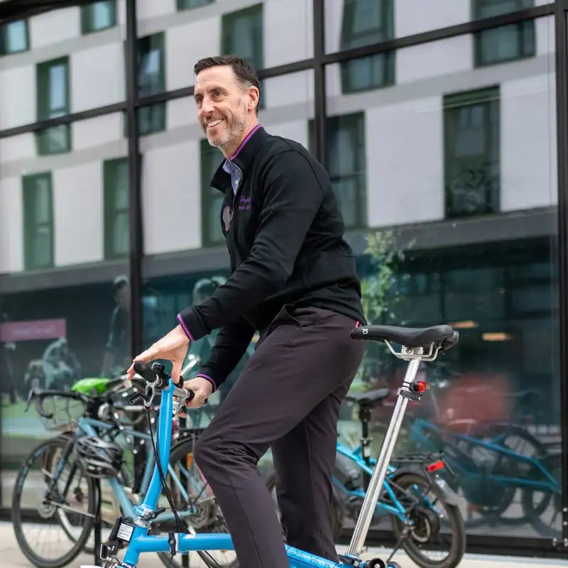 Daniel Gillborn mit blauem Faltrad Daniel Gillborn mit blauem Faltrad