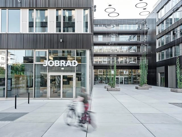 Ein Mann schiebt sein Fahrrad vom JobRad Campus Ein Mann schiebt sein Fahrrad vom JobRad Campus